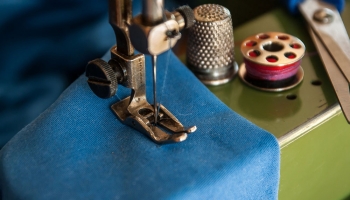 Nähmaschine Nähmaschine und Fingerhut